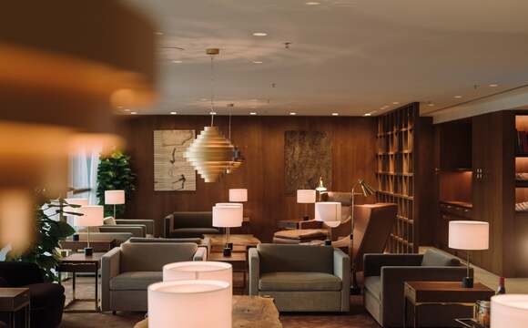 best_airport_lounges_in_the_world_cathay_pacific_first_class_lounge_read_more_in_the_luxurist_at_luxdeco-com_ee4c2efb-21fd-4eab-b9d2-26fbea459ed6-2